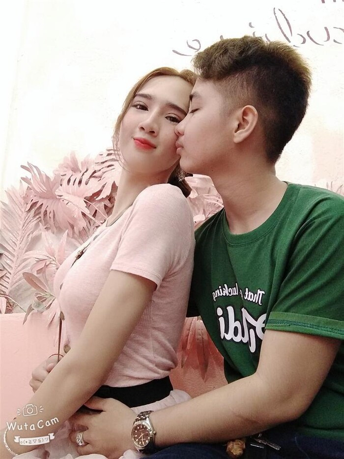 Minh Anh sinh năm 1999, tên thật là Đặng Khắc Nguyên, chuyển giới nữ. Minh Khang sinh năm 1996, tên thật là Kiều Trang, chuyển giới nam.