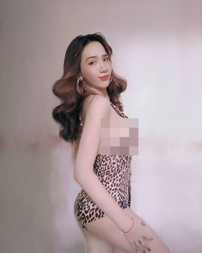 Hot girl chuyển giới Minh Anh ngày càng táo bạo hơn trong cách ăn mặc từ sau khi ly hôn. Cô nàng luôn lựa chọn bikini gợi cảm để tôn lên thân hình mảnh mai của mình.