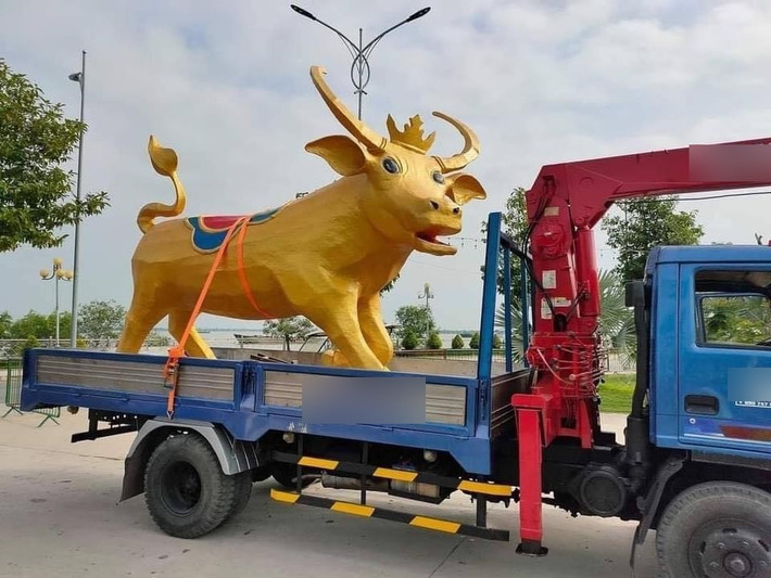 Chú trâu được sơn phết màu vàng lóng lánh nhưng điều khiến nhiều người chú ý chính là biểu cảm trên gương mặt của linh vật năm Tân Sửu. Với đôi mắt tròn xoe cùng biểu cảm hốt hoảng, chú trâu này trở thành đề tài bàn tán không ngớt của nhiều người.