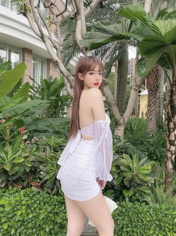 Trong dàn gái xinh chuyển giới hiện nay, cô nàng có nickname Mym Trần gây ấn tượng bằng nhan sắc tựa búp bê, vòng eo "con kiến", gò bồng đảo căng đầy.