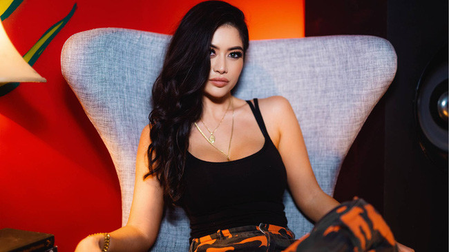 Trước khi gây bão trong chương trình thực tế Bling Empire, Kim Lee đã từng khiến khán giả sửng sốt với vai trò DJ và người mẫu quốc tế.