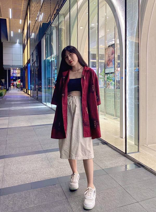 Nữ thí sinh Olympia "náo loạn" khi sở hữu gương mặt xinh xắn, khả ái cùng với năng khiếu đàn hát cực hay. Bên cạnh những năng khiếu âm nhạc, nữ sinh đến từ trường THPT Đức Linh, Bình Thuận còn có thành tích học tập nổi bật.