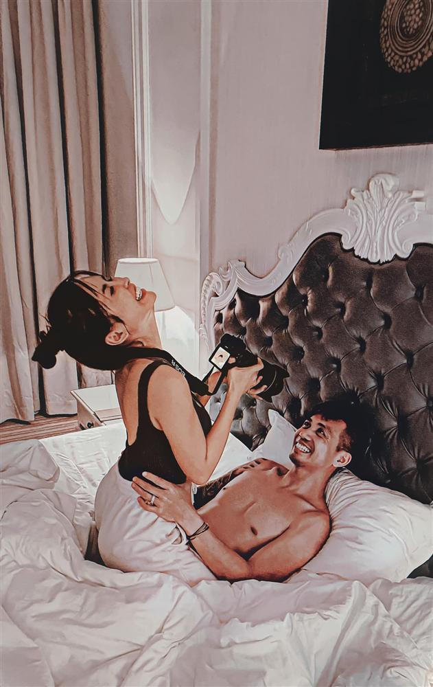 Bởi dù đã kết hôn gần chục năm và có với nhau 2 mặt con nhưng vợ chồng đại gia vẫn cực chăm thể hiện tình cảm với nhau, từ trên MXH đến các sự kiện công khai.