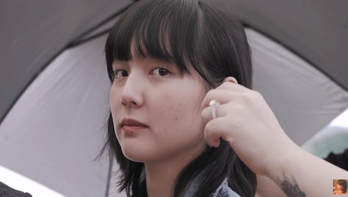 Khuôn mặt của Hải Tú dù xuất hiện bọng mắt hay nếp nhăn nhưng không thể dìm nổi nhan sắc trời phú của cô nàng. Ảnh: Chụp màn hình