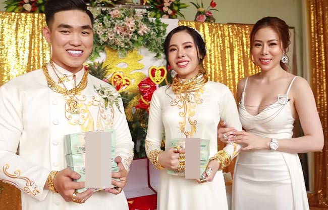 Đám cưới này còn gây chú ý bởi độ xa hoa và hoành tráng, chú rể rước dâu bằng xe mui trần và dàn mô tô xịn.