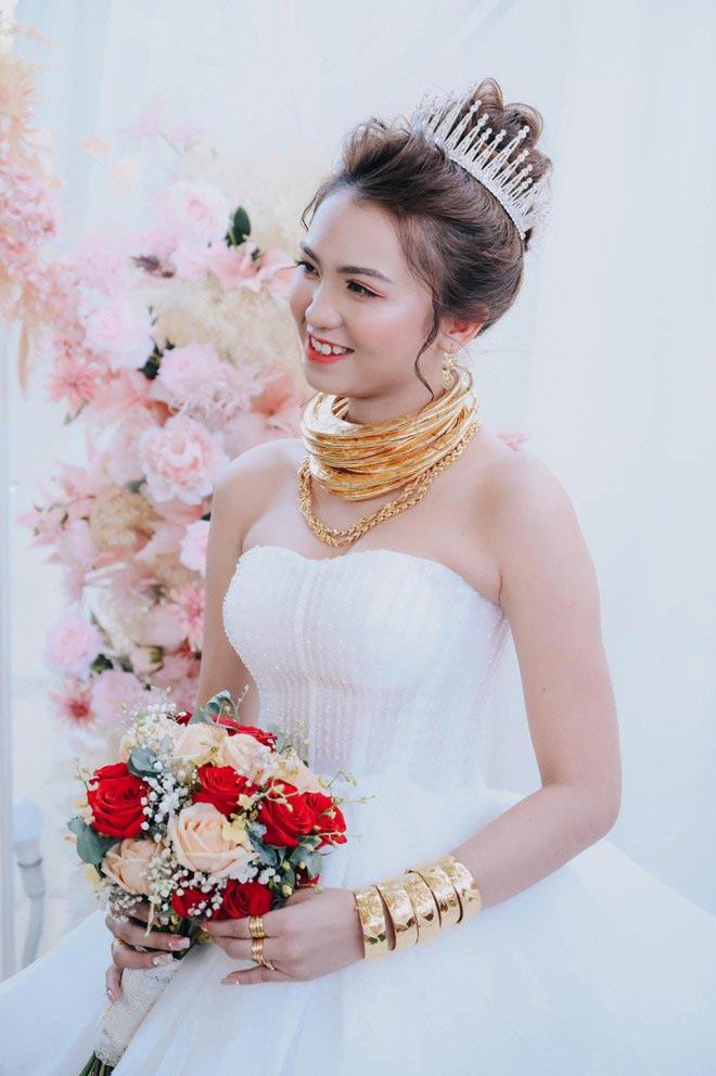Được biết, tổng số vàng vợ chồng Huỳnh Như nhận được từ bố mẹ đẻ, bố mẹ chồng và họ hàng hai bên là 14 cây (trong đó, của hồi môn của cô dâu là 10 cây vàng).