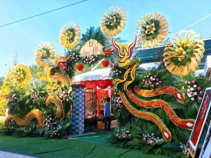 Sau khi đăng tải, hình ảnh chiếc cổng cưới trang trí hình long phượng được làm bằng lá dừa và các loại cây hoa cũng thu hút nhiều lời khen từ cộng đồng mạng. Ảnh: hóng hớt Cần Thơ