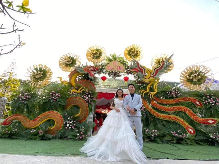 Một đám cưới tại Cần Thơ mới đây đã khiến cư dân mạng phải trầm trồ bởi sự độc đáo nhưng không kém phần hoành tráng của chiếc cổng đặc biệt này. Ảnh: hóng hớt Cần Thơ