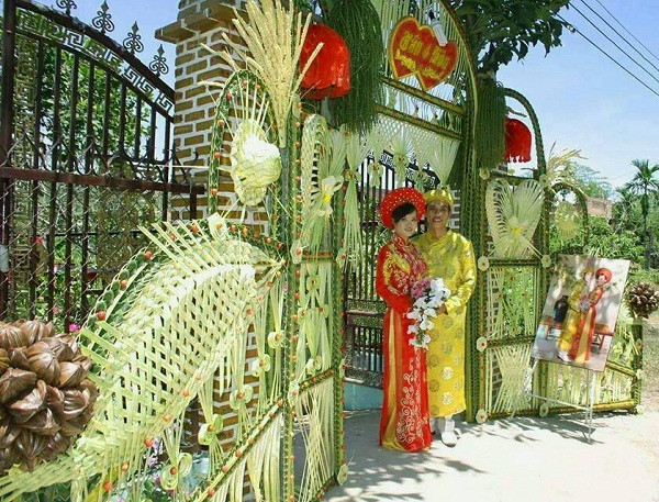 Cổng cưới bằng lá dừa mộc mạc nhưng vô cùng "chất" hoành tráng không kém cổng hoa giả của nhiều đám cưới Việt thời bấy giờ.