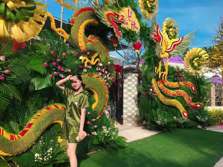 Chiếc cổng được tạo hình long phượng với ý nghĩa không những mang lại sự hoà hợp, hạnh phúc mà còn đem lại sự thịnh vượng, thành công cho gia chủ. Ảnh: hóng hớt Cần Thơ