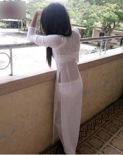 Áo dài vốn được biết đến là trang phục truyền thống của Việt Nam, tuy nhiên nhiều nữ sinh hiện nay lại mặc bộ trang phục này với các cách quá phản cảm.
