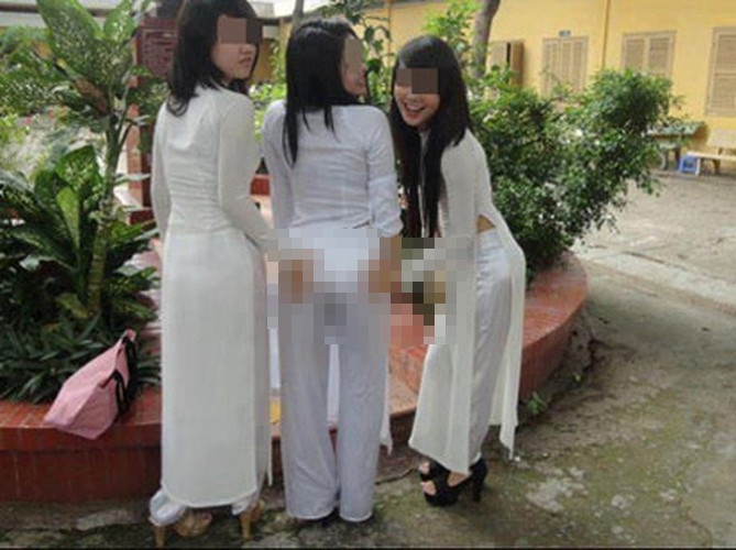 Cư dân mạng đã từng thẳng thừng lên án những nữ sinh, sinh viên mặc áo dài để dễ khoe cơ thể một cách phản cảm khi đến trường, đến lớp.
