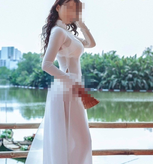 Không biết cố tình hay vô ý mà những nữ sinh này còn có những kiểu tạo dáng rất thô, rất phản cảm.