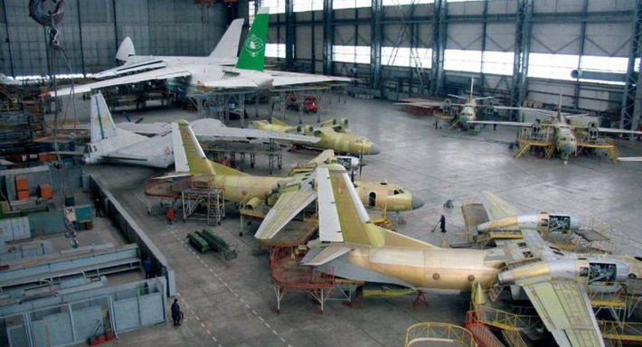 Tuy nhiên, để có thể làm được điều đó, phía Ukraine cần phải chặn đứng được các đường dây buôn lậu linh kiện, thiết bị quân sự từ ngay trong quân đội của mình. Vì nếu các đường dây này vẫn còn tồn tại và sẵn sàng cung cấp hàng hóa qua thị trường chợ đen với giá rẻ hơn thì không có khách hàng nào chịu mua hàng qua đường "chính ngạch" với giá cả đắt hơn và nhiều điều khoản đi kèm cả. Nguồn ảnh: Encyc.