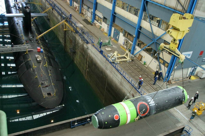 Vũ khí trang bị của lớp tàu ngầm hạt nhân này bao gồm tới 16 ICBM M51, 4 ống phóng ngư lôi 533 mm, cơ số đạn sẵn sàng chiến đấu gồm 10 ngư lôi F17 và 8 tên lửa hành trình chống hạm Exocet SM39.