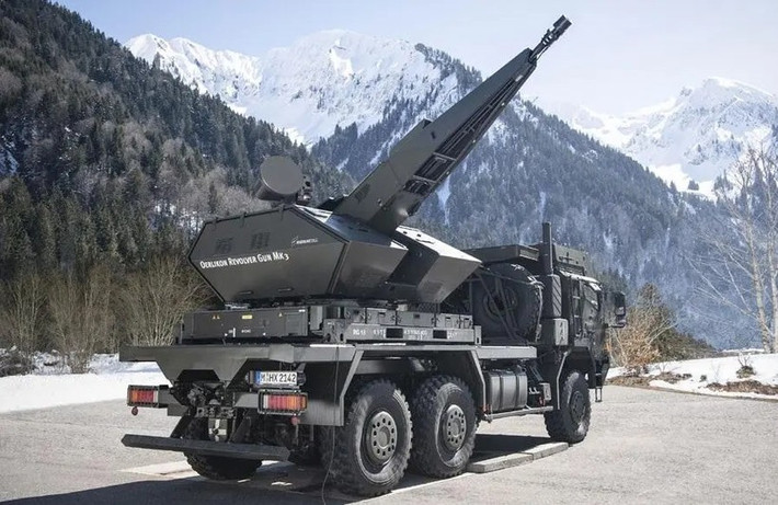 Theo truyền thông Nga, cuối tháng 2/2023, Công ty quốc phòng Đức Rheinmetall đã bàn giao cho Lực lượng Cũ trang Ukraine một cặp pháo phòng không tự hành Skynex (Skyranger 35) mới nhất. Các hệ thống phòng không này được Chính phủ Liên bang Đức trả tiền mua với ngân sách phân bổ khoảng 200 triệu USD. Hiện Ukraine là quốc gia duy nhất vận hành hệ thống này, thậm chí vũ khí trên còn chưa được Bundeswehr (Lục quân Đức) đưa vào sử dụng. Ảnh: Rheinmetall.