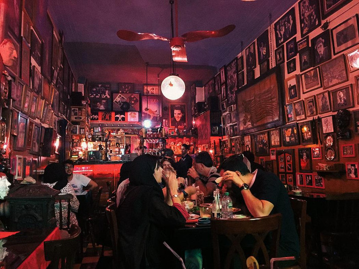 Mọi người thoải mái chuyện trò tại quán cà phê Gol-e Rezaieh ở Thủ đô Tehran.