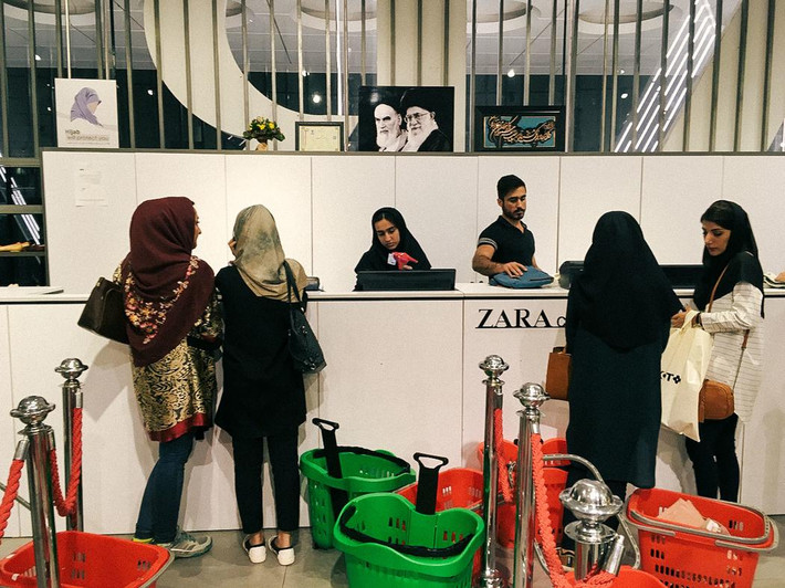 Chị em thỏa sức mua sắm ở cửa hàng thời trang Zara.