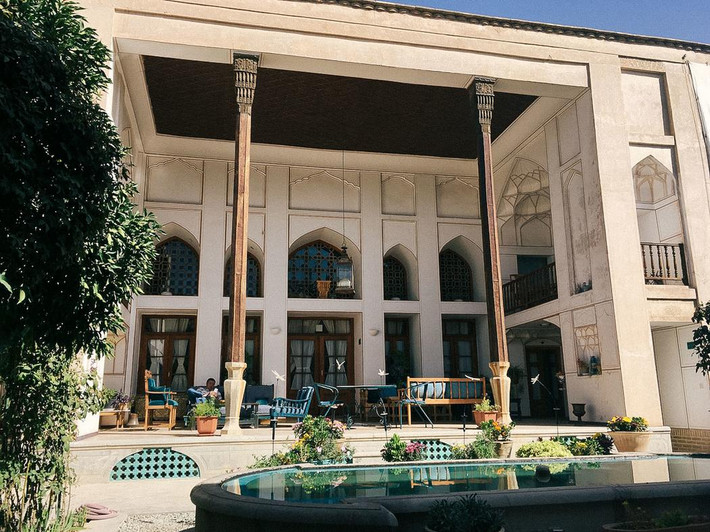 Quán cà phê thời thường bên hông một nhà khách ở Iran.