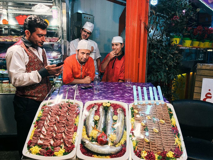 Một nhà hàng chế biến đồ ăn ở Tehran.