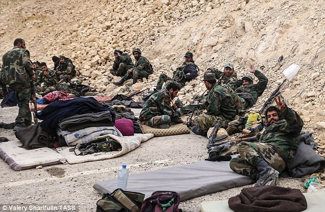 Các binh sỹ chính phủ Syria nghỉ ngơi bên trong lâu đài này đêm 26/3.