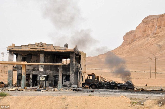 Các binh sỹ Syria quan sát lâu đài Fahkr ad-Din al-Maani ở Palmyra hôm 25/3.