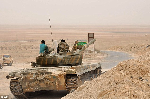 Một trạm xăng ở Palmyra bị trúng pháo.