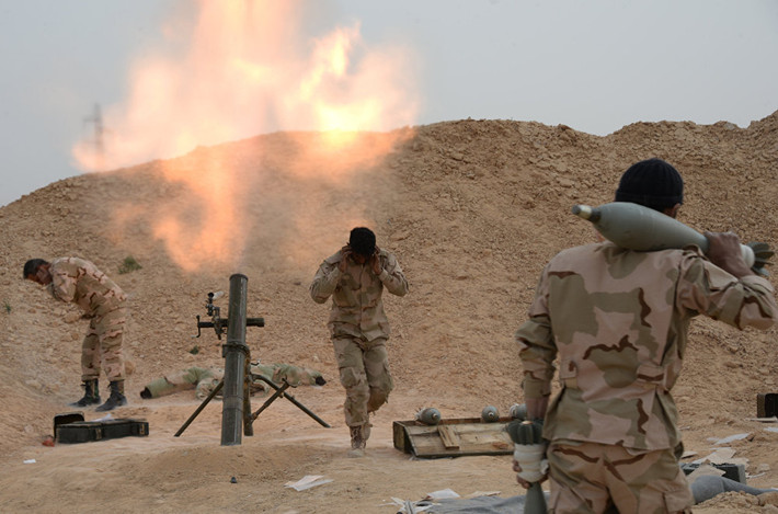 Theo Al-Masdar News, IS mất nhiều xe quân sự, vũ khí và chiến binh. Trong ảnh, binh sĩ Syria trong lần bắn súng cối vào IS trong đợt giao tranh với IS ở Palmyra.