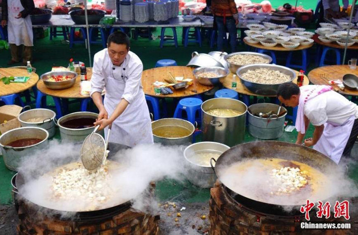 Đội phụ trách nấu nướng phải dùng những chiếc nồi “khủng” nhất để phục vụ số lượng thực khách khổng lồ.