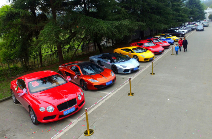Có thể nhận thấy trong dàn siêu xe là hàng loạt các tên tuổi nổi tiếng như Ferrari, Lamborghini, Bentley...