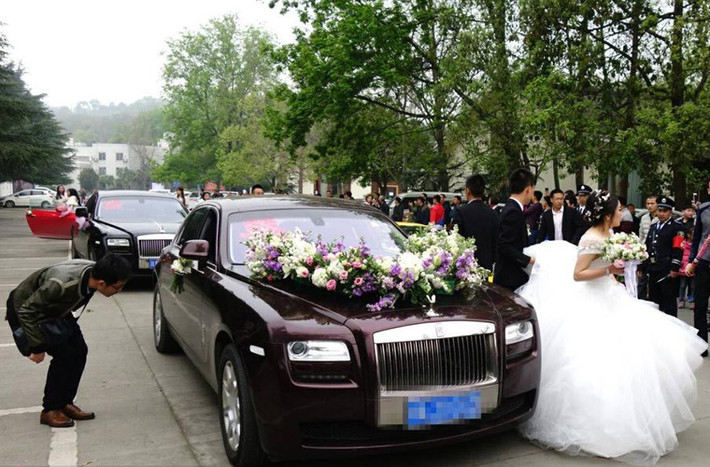 Trong đó, xe chở cô dâu, chú rể là một chiếc Rolls-Royce.
