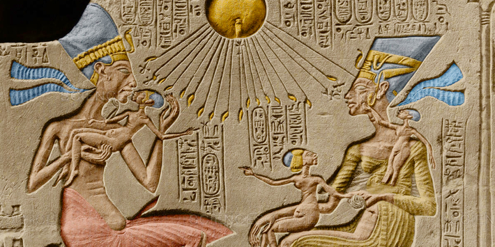 Một trong những điểm nổi bật nhất trong triều đại của Akhenaten là cuộc cải cách tôn giáo lớn lao mà ông thực hiện. Ông đã từ bỏ tín ngưỡng đa thần giáo truyền thống của Ai Cập và thay vào đó, ông tập trung vào việc thờ cúng thần Aten, vị thần Mặt Trời.