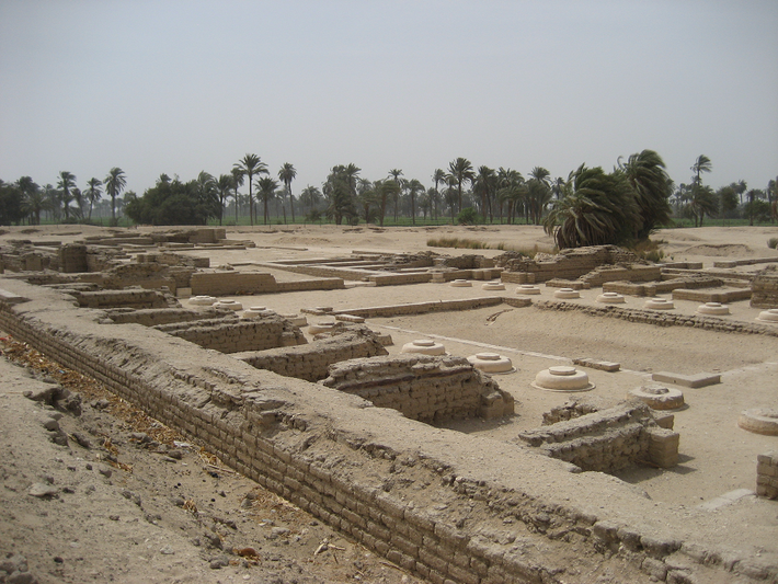Akhenaten đã xây dựng một thủ đô mới tên là Akhetaten (ngày nay là Amarna) để làm trung tâm cho tôn giáo mới này.