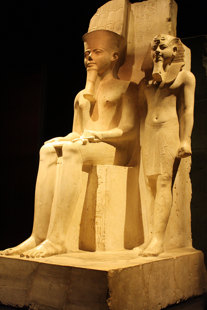 3. Cải cách tôn giáo: Vua Tutankhamun đảo ngược những cải cách tôn giáo của cha mình, khôi phục việc thờ thần Amun thay vì thần Aten.