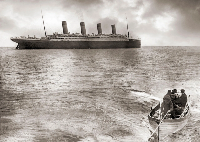 Lúc 23:40 phút trong đêm tàu chìm, Titanic đã đâm phải một tảng băng trôi và bị thủng một đoạn dài ở bên mạn phải khiến nước tràn vào rất nhiều. Hai giờ rưỡi sau, Titanic gãy đôi làm hai phần và bắt đầu chìm hẳn. Phải tới 4 giờ sáng hôm sau, tàu Carpathia mới xuất hiện và tiến hành hoạt động cứu hộ.