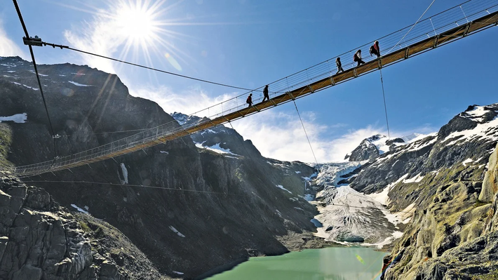 2. Cầu Trift, Thụy Sĩ: Cầu Trift là một trong những cây cầu treo dài nhất và cao nhất ở dãy Alps. Với chiều dài 170m và cao 100m so với mặt đất, cây cầu này là một thử thách lớn đối với những ai sợ độ cao. (Ảnh: Switzerland Tourism)