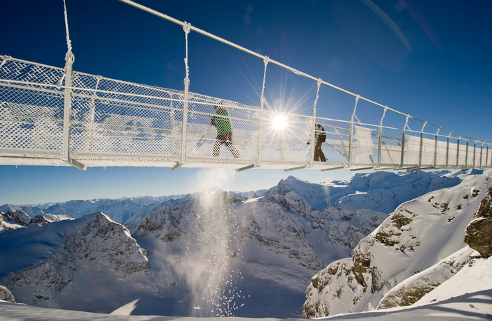 10. Cầu treo Titlis Cliff Walk, Thụy Sĩ: Cầu treo Titlis Cliff Walk nằm ở độ cao 3.041m trên dãy Alps, Thụy Sĩ. Đây là cây cầu treo cao nhất châu Âu và mang đến một tầm nhìn tuyệt đẹp nhưng cũng đầy nguy hiểm. (Ảnh: Škoda Storyboard)