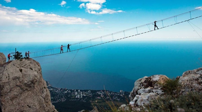 9. Cầu treo Ai-Petri, Crimea: Cầu treo Ai-Petri nằm trên đỉnh núi Ai-Petri, Crimea. Với chiều dài 50m và cao 1.234m so với mực nước biển, cây cầu này mang đến một trải nghiệm đầy thách thức và ngoạn mục. (Ảnh: Crimea travel portal)