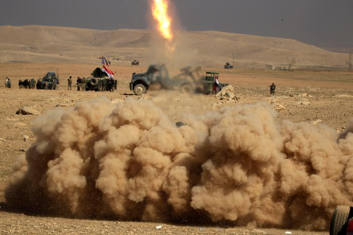 Khói bụi bốc lên sau khi quân Iraq phóng rocket. Ảnh Reuters