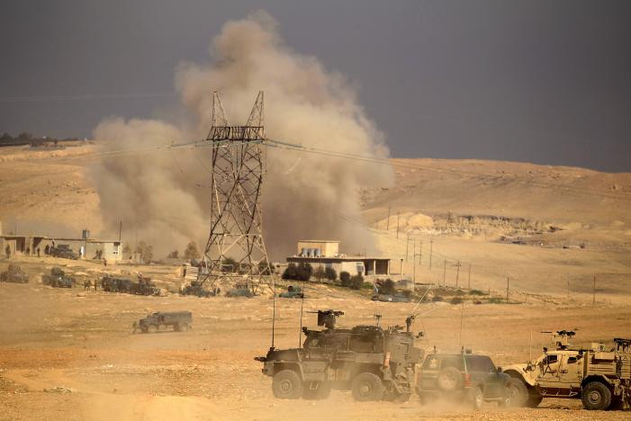 Cuộc giao chiến giữa lực lượng Iraq và IS hôm 19/2. Ảnh Reuters