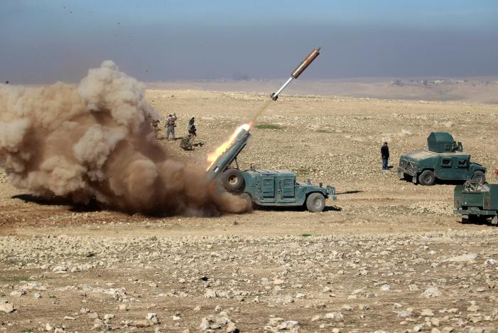 Khoảnh khắc lúc lực lượng Iraq phóng rocket. Ảnh Reuters