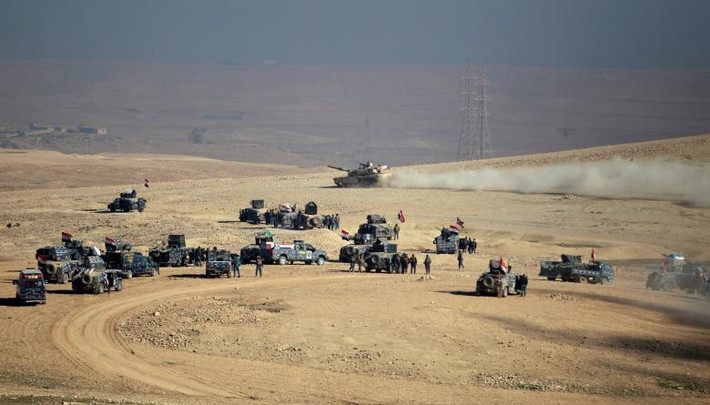 Các xe quân sự của quân đội Iraq tập kết tại một địa điểm. Ảnh Reuters
