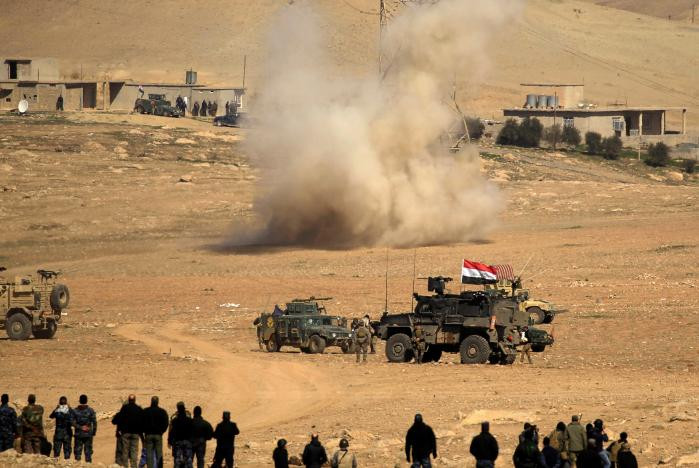 Khói bốc lên cao sau khi một quả rocket rơi xuống giữa vị trí chiến đấu của lực lượng Iraq trong cuộc giao chiến với phiến quân IS ở nam Mosul ngày 19/2. Ảnh Reuters