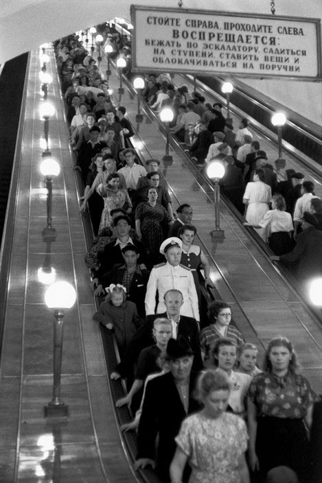 Thang máy lên xuống trạm điện ngầm ở Moscow năm 1954. Ảnh OLP