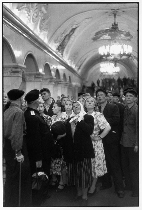 Các công nhân của một nông trường lần đầu tới trạm tàu điện ngầm ở Moscow. Ảnh OLP
