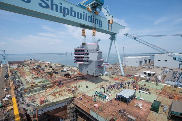 Giống như mọi tàu sân bay khác trong biên chế Hải quân Mỹ hiện nay, John F. Kennedy cũng được trang bị hai lò phản ứng hạt nhân và hệ thống dẫn động bốn trục cho phép con tàu nặng 100.000 tấn này di chuyển với tốc độ tối đa lên tới 55 km/h. Nguồn ảnh: Twitter.