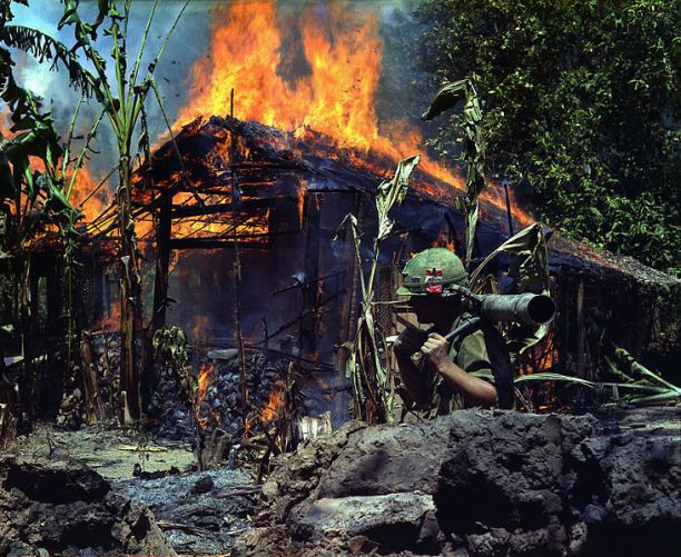 Súng không giật M67 được thiết kế để bắn chủ yếu từ dưới mặt đất bằng cách sử dụng bipod và monopod, nhưng cũng có thể lấy vai người sử dụng làm điểm tựa. Nguồn ảnh: Pinterest.