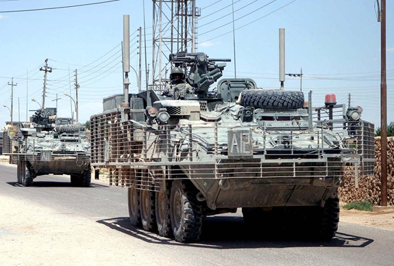 Quân đội Mỹ với xe chiến đấu bộ binh Stryker được trang bị giáp lồng khi phải đối đầu với phiến quân khủng bố trên chiến trường Trung Đông. Nguồn ảnh: Military.