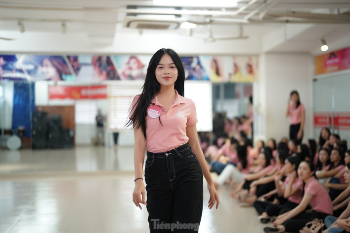 Vóc dáng thon gọn và nụ cười tươi của Hoa hậu Thanh Thủy trong một buổi tập của Hoa hậu Việt Nam 2022.