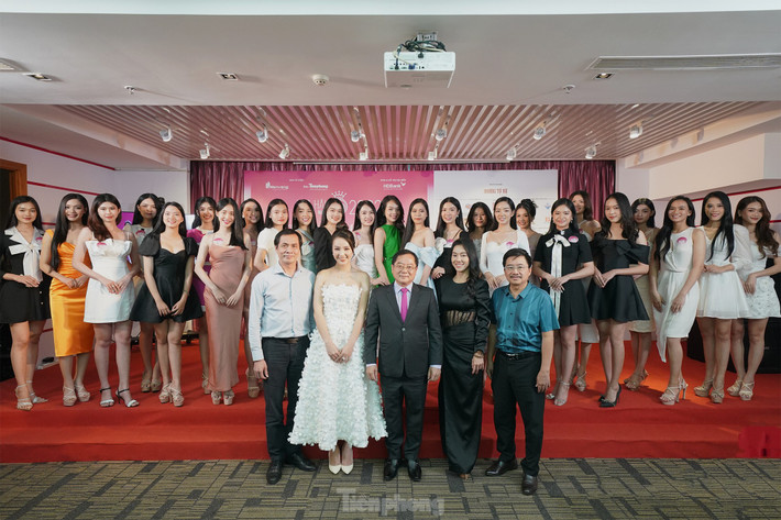 Tân hoa hậu Huỳnh Thị Thanh Thủy nổi bật khi đứng cạnh 25 người đẹp thuộc vòng sơ khảo phía Nam của Hoa hậu Việt Nam.